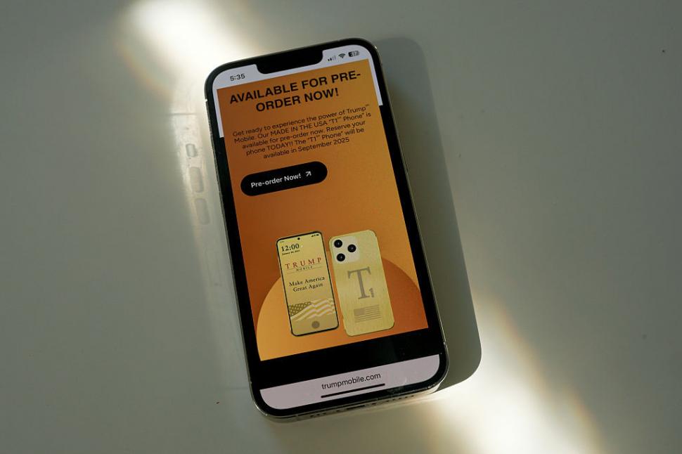 Americanii au plătit în avans 59 de milioane $ pentru telefonul auriu Trump T1: Un an mai târziu, niciun smartphone nu a fost livrat 1067887