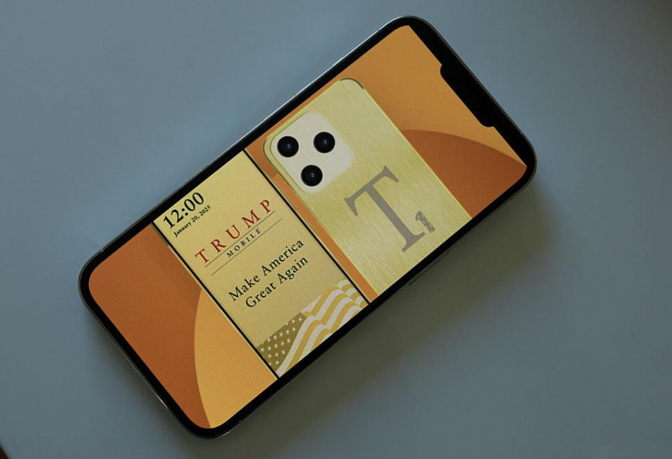 Americanii au plătit în avans 59 de milioane $ pentru telefonul auriu Trump T1: Un an mai târziu, niciun smartphone nu a fost livrat 1067888