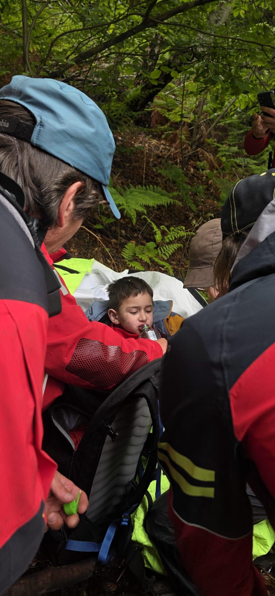 Alexandru, copilul dispărut în judeţul Sibiu, a fost găsit în viaţă, într-o pădure. Primele imagini surprinse din elicopter 1068268