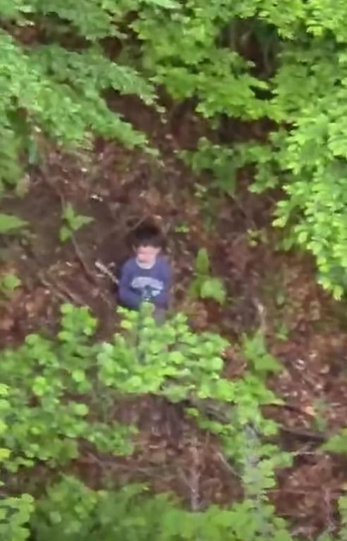 Alexandru, copilul dispărut în judeţul Sibiu, a fost găsit în viaţă, într-o pădure. Primele imagini surprinse din elicopter 1068269