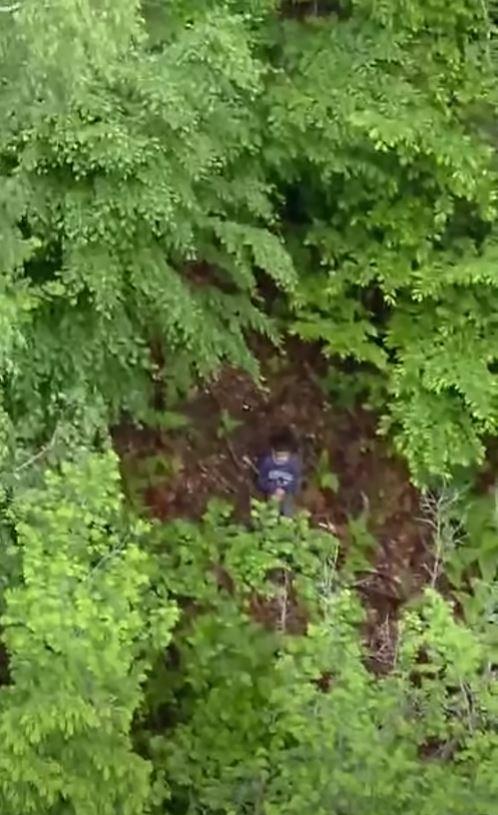 Alexandru, copilul dispărut în judeţul Sibiu, a fost găsit în viaţă, într-o pădure. Primele imagini surprinse din elicopter 1068270