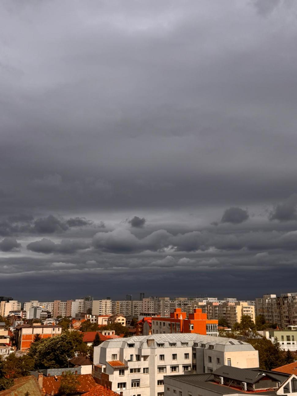 Cer întunecat și nori amenințători peste Capitală. Un front rece a traversat Bucureștiul, e mai frig cu 10°C decât ieri și bate vântul 1068205