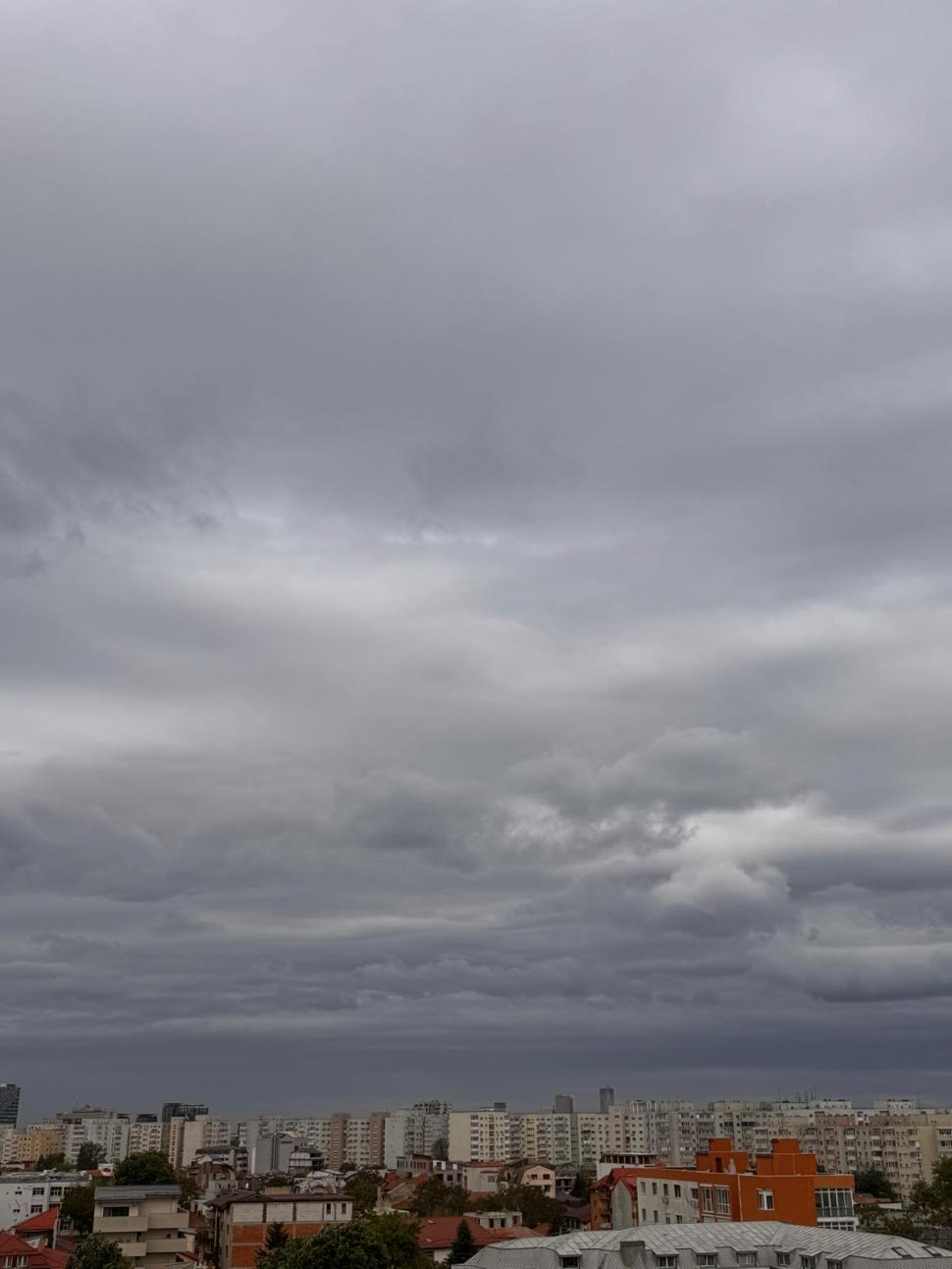 Cer întunecat și nori amenințători peste Capitală. Un front rece a traversat Bucureștiul, e mai frig cu 10°C decât ieri și bate vântul 1068210