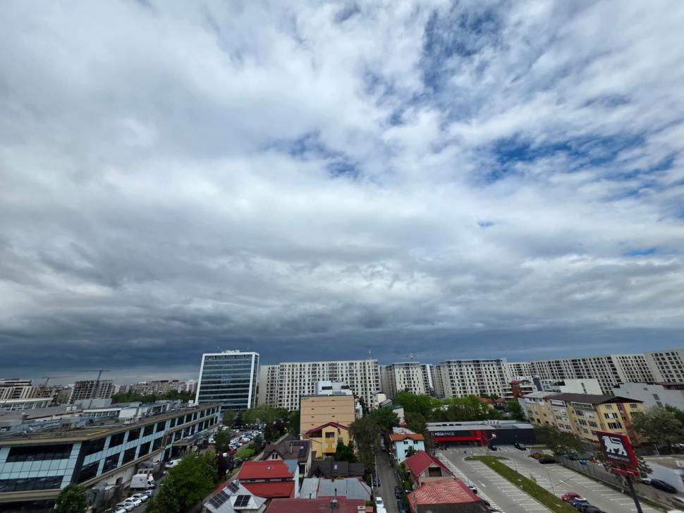 Cer întunecat și nori amenințători peste Capitală. Un front rece a traversat Bucureștiul, e mai frig cu 10°C decât ieri și bate vântul 1068211