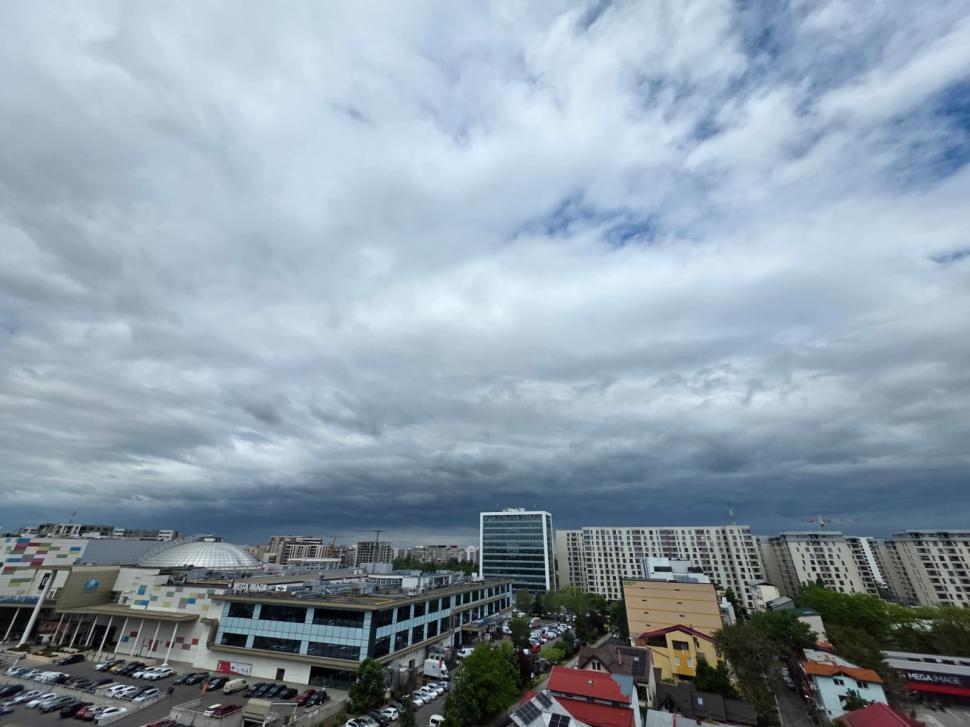 Cer întunecat și nori amenințători peste Capitală. Un front rece a traversat Bucureștiul, e mai frig cu 10°C decât ieri și bate vântul 1068212