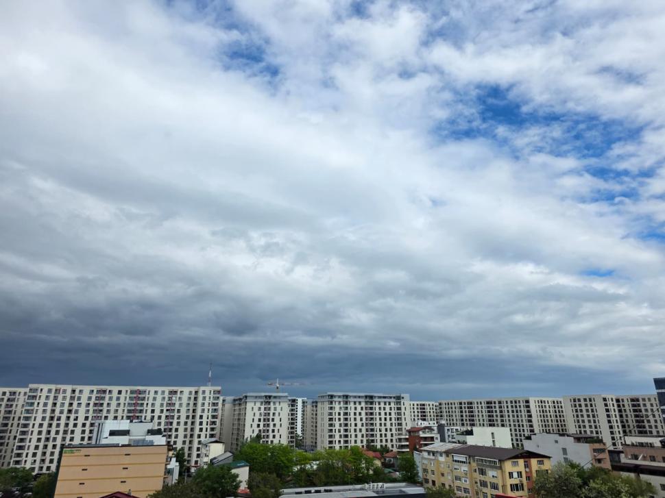 Cer întunecat și nori amenințători peste Capitală. Un front rece a traversat Bucureștiul, e mai frig cu 10°C decât ieri și bate vântul 1068213