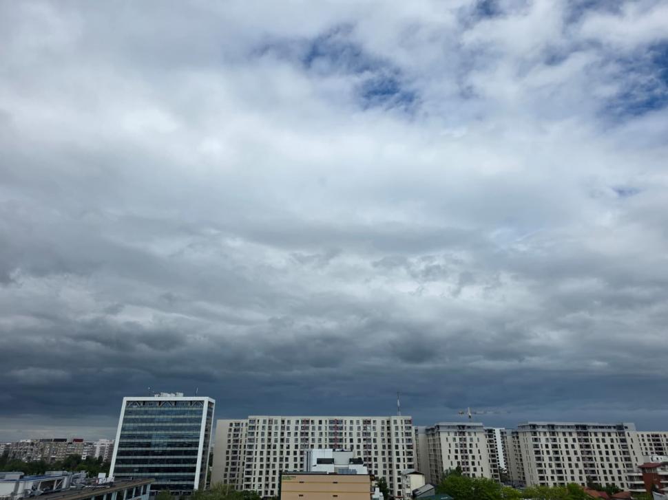 Cer întunecat și nori amenințători peste Capitală. Un front rece a traversat Bucureștiul, e mai frig cu 10°C decât ieri și bate vântul 1068214