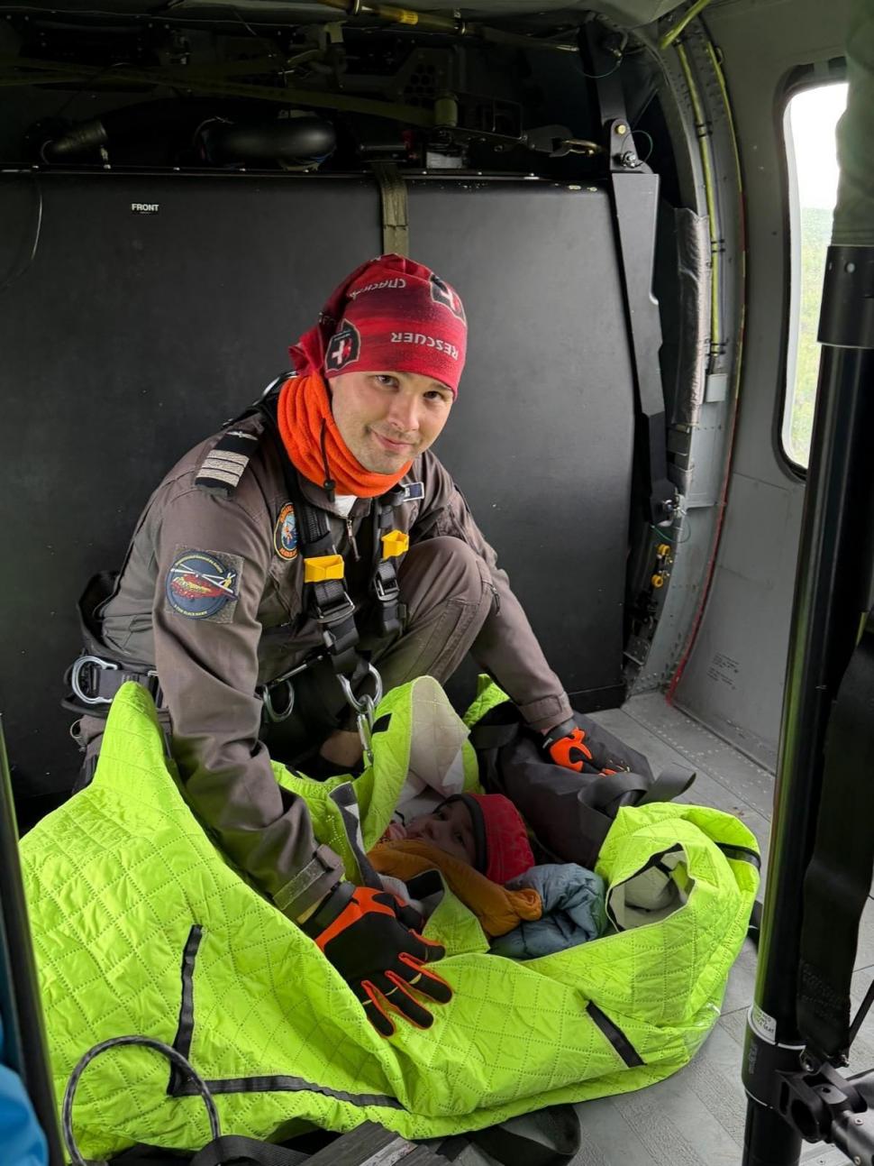 Cine l-a găsit pe Alexandru, copilul dispărut în Sibiu. A coborât din elicopter cu troliul și a stat cu el până au ajuns salvatorii 1068359