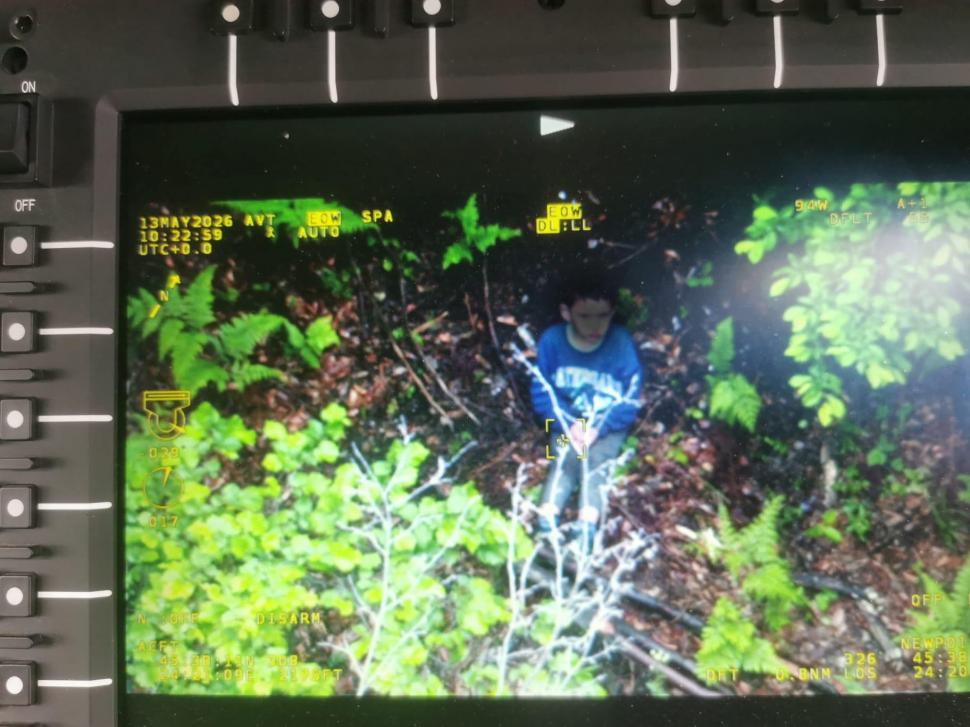 Cine l-a găsit pe Alexandru, copilul dispărut în Sibiu. A coborât din elicopter cu troliul și a stat cu el până au ajuns salvatorii 1068362