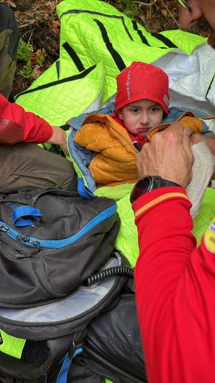 Cine l-a găsit pe Alexandru, copilul dispărut în Sibiu. A coborât din elicopter cu troliul și a stat cu el până au ajuns salvatorii 1068364