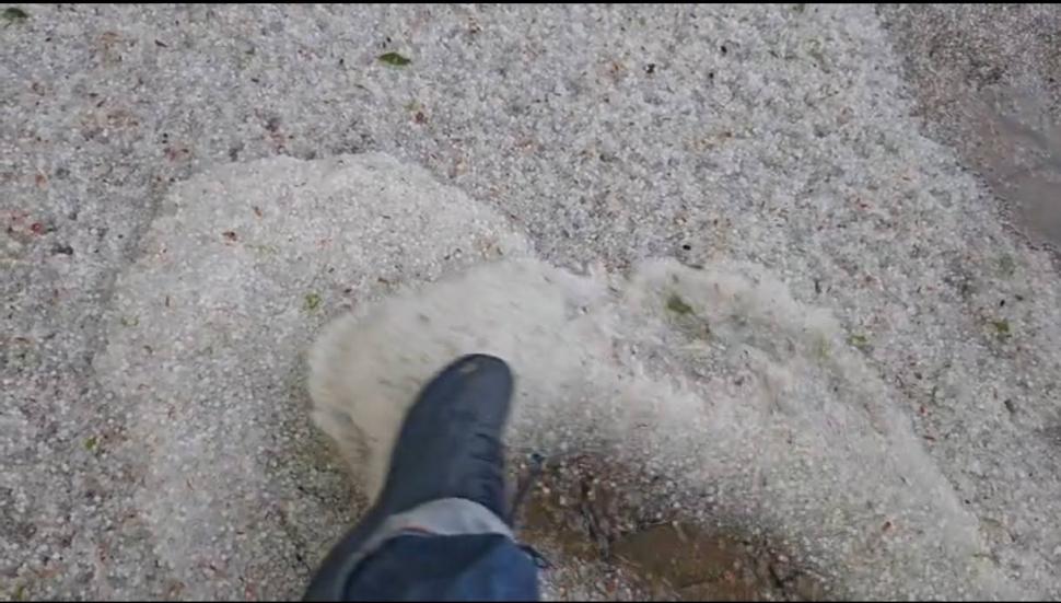 Furtunile şi grindina au făcut prăpăd în ţară. Străzi inundate, copaci doborâţi peste maşini, acoperişuri smulse de vânt 1068054