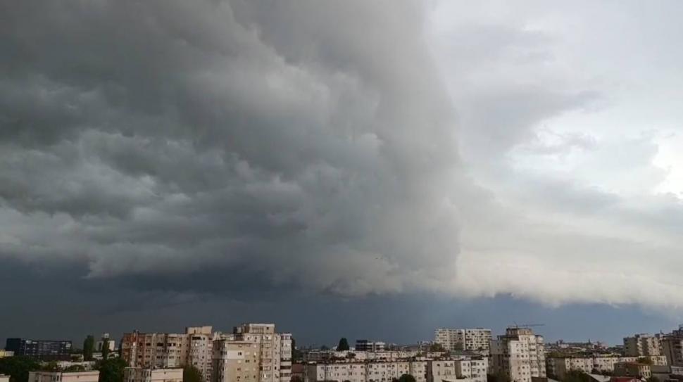 Furtunile şi grindina au făcut prăpăd în ţară. Străzi inundate, copaci doborâţi peste maşini, acoperişuri smulse de vânt 1068058
