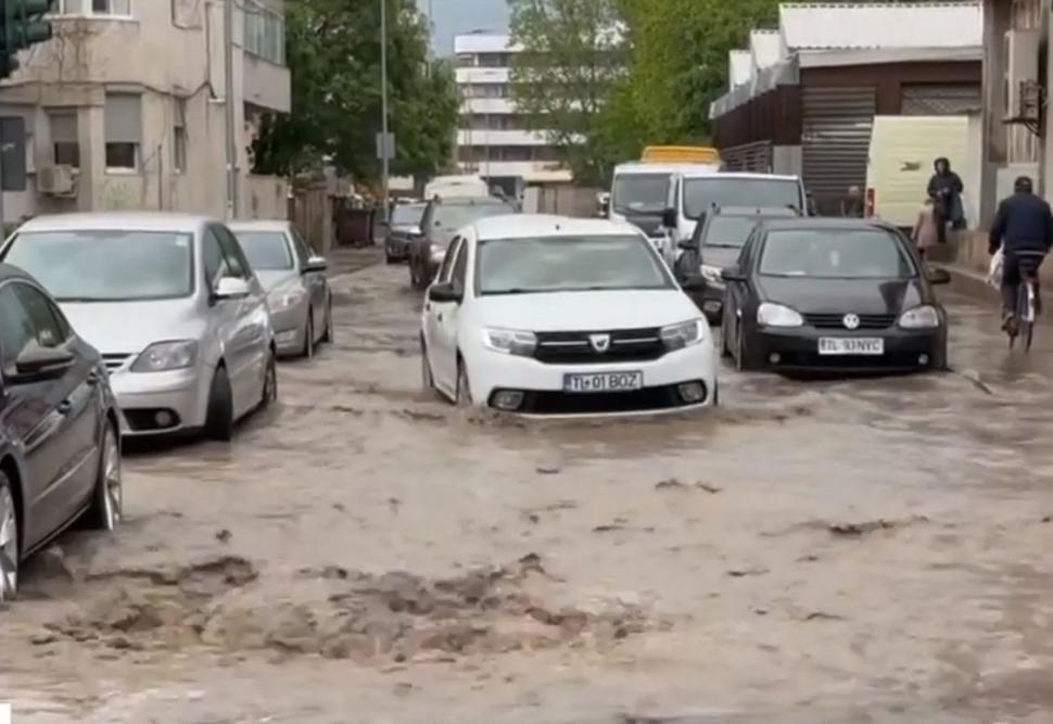 Furtunile şi grindina au făcut prăpăd în ţară. Străzi inundate, copaci doborâţi peste maşini, acoperişuri smulse de vânt 1068061