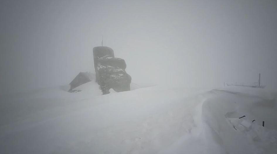 Ninge în România, pe 13 mai. Zăpada a ajuns la 2 metri la staţia meteo de pe Vârful Omu 1068233