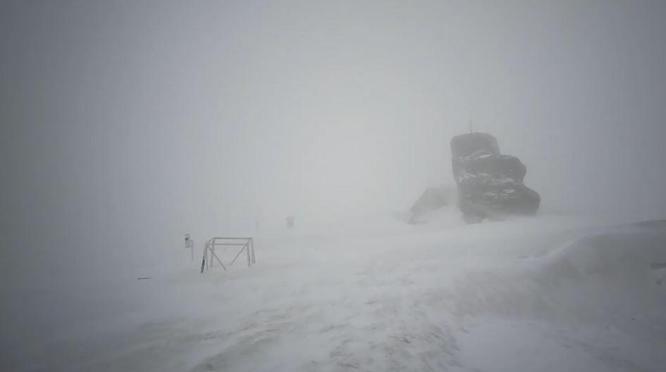 Ninge în România, pe 13 mai. Zăpada a ajuns la 2 metri la staţia meteo de pe Vârful Omu 1068234