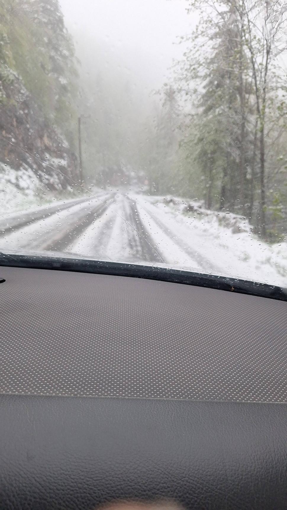 Ninge în România, pe 13 mai. Zăpada a ajuns la 2 metri la staţia meteo de pe Vârful Omu 1068237