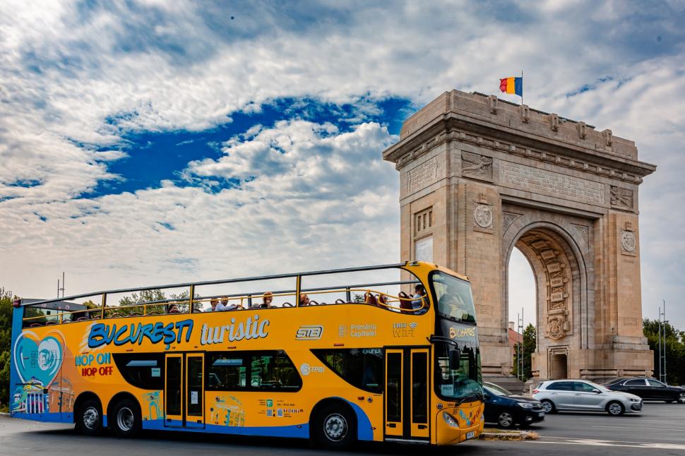 Cum arată autobuzele turistice ale Bucureştiului, care, de vineri, revin pe traseu. Cât costă biletele şi ce rute au 1068696
