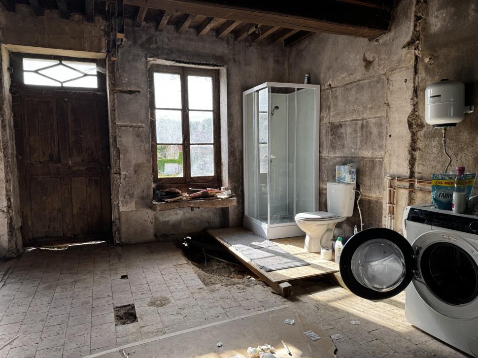 Doi britanici au cumpărat un „sat” în Franța cu 80.000 de euro și au fost foarte fericiți. Apoi au început renovarea 1068568