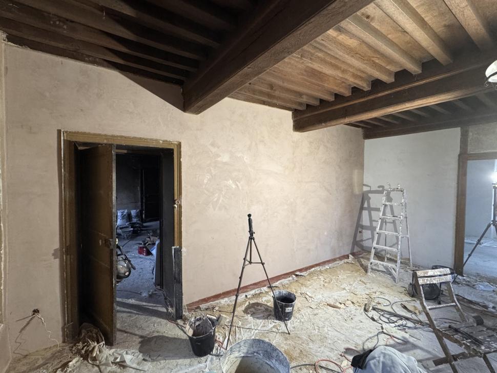 Doi britanici au cumpărat un „sat” în Franța cu 80.000 de euro și au fost foarte fericiți. Apoi au început renovarea 1068569