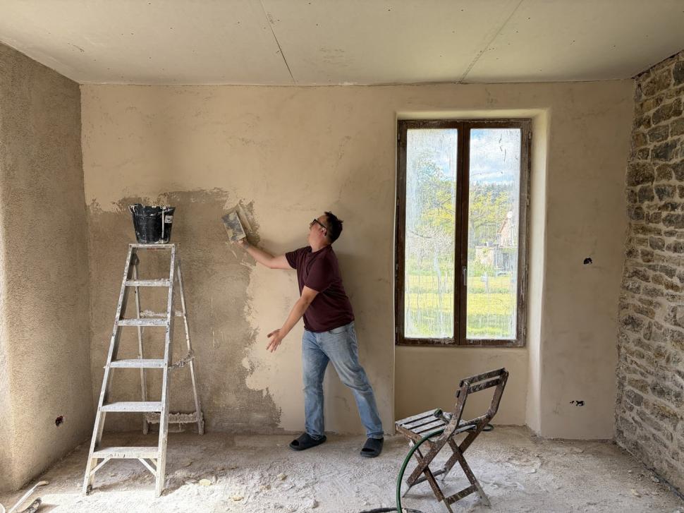 Doi britanici au cumpărat un „sat” în Franța cu 80.000 de euro și au fost foarte fericiți. Apoi au început renovarea 1068574