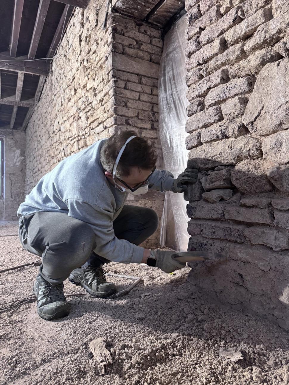 Doi britanici au cumpărat un „sat” în Franța cu 80.000 de euro și au fost foarte fericiți. Apoi au început renovarea 1068575