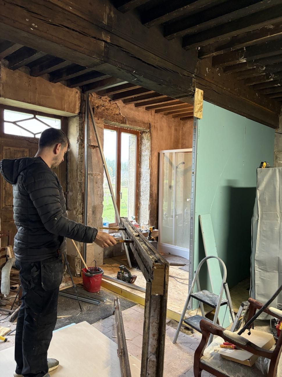 Doi britanici au cumpărat un „sat” în Franța cu 80.000 de euro și au fost foarte fericiți. Apoi au început renovarea 1068577