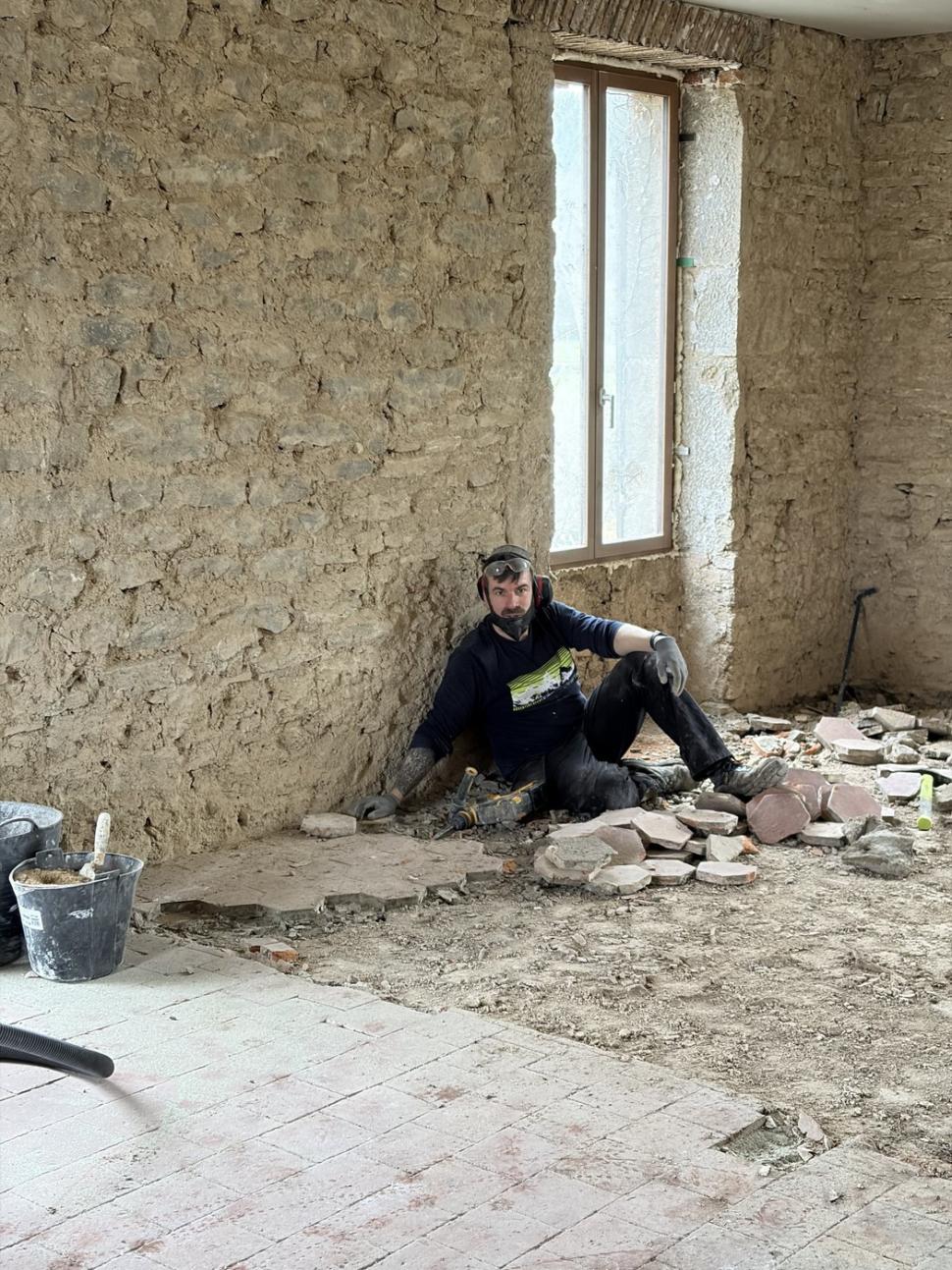 Doi britanici au cumpărat un „sat” în Franța cu 80.000 de euro și au fost foarte fericiți. Apoi au început renovarea 1068578