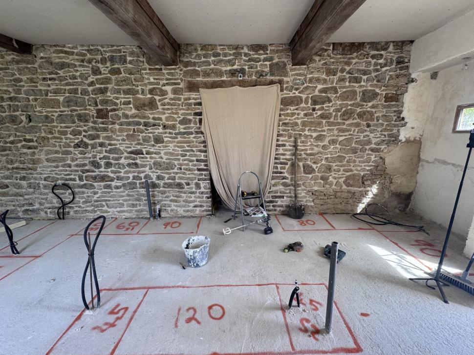Doi britanici au cumpărat un „sat” în Franța cu 80.000 de euro și au fost foarte fericiți. Apoi au început renovarea 1068580