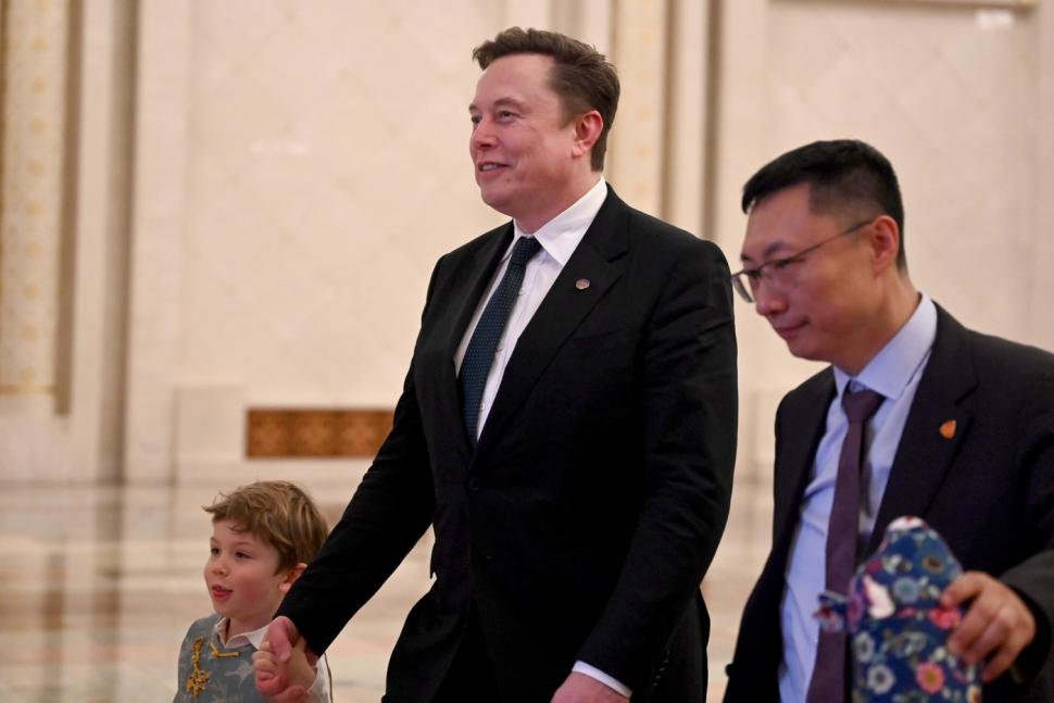 Elon Musk a făcut senzație în China cu  X Æ A-Xii, fiul lui de 6 ani, pe care l-a îmbrăcat cu o vestă tradițională chineză 1068697