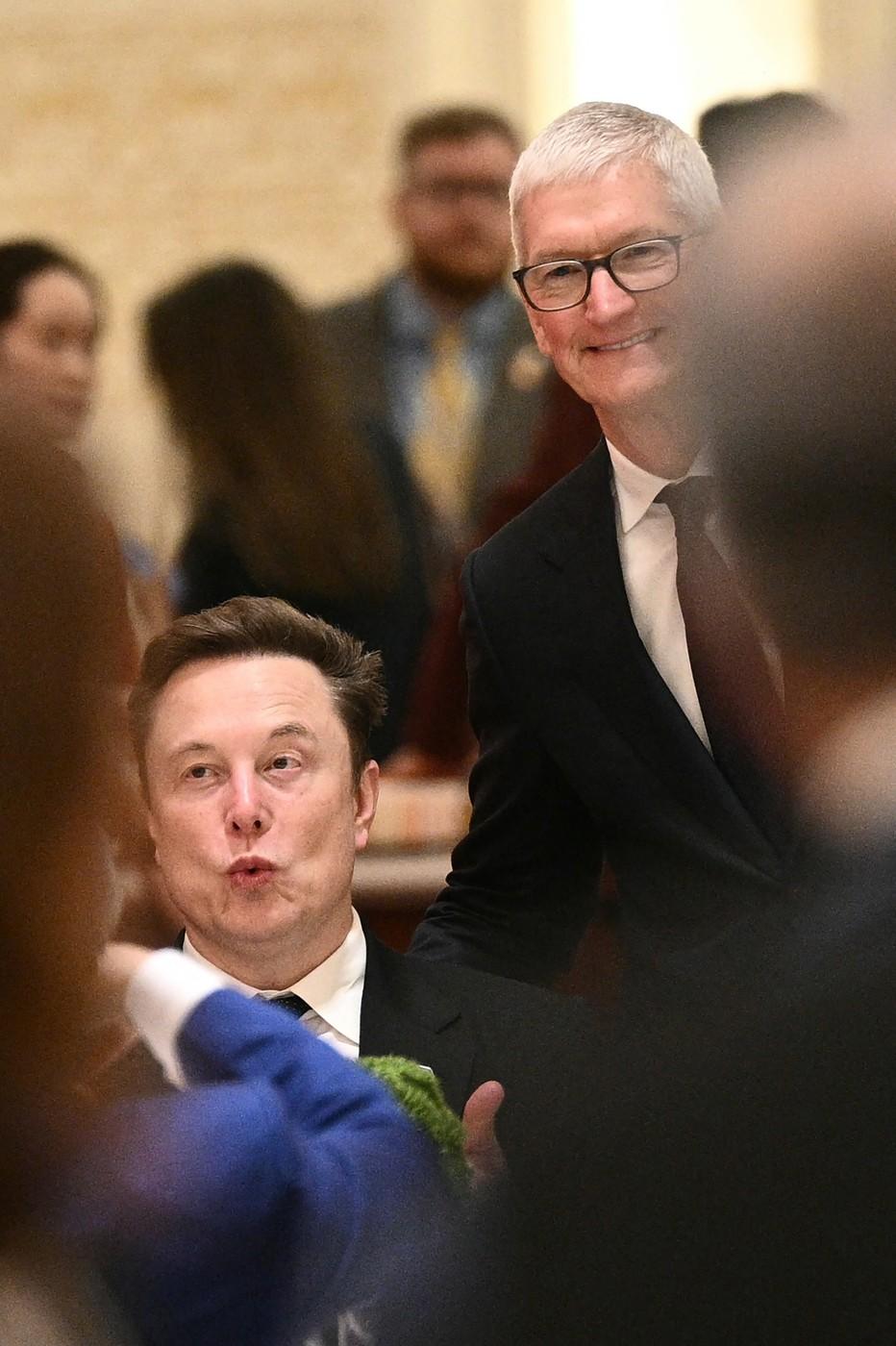 Elon Musk a făcut senzație în China cu  X Æ A-Xii, fiul lui de 6 ani, pe care l-a îmbrăcat cu o vestă tradițională chineză 1068699