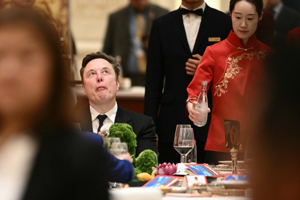 Elon Musk a făcut senzație în China cu  X Æ A-Xii, fiul lui de 6 ani, pe care l-a îmbrăcat cu o vestă tradițională chineză 1068700