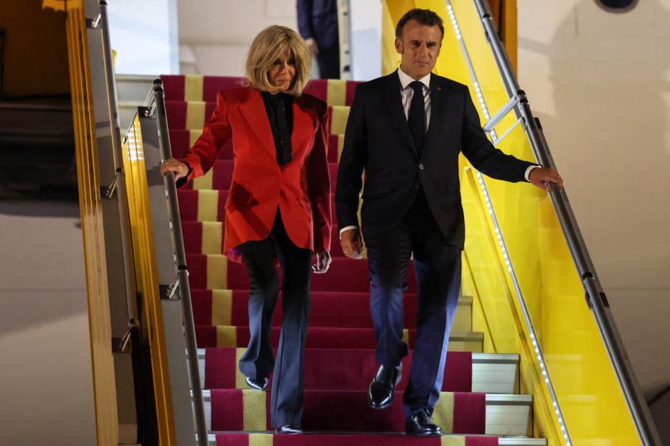 Emmanuel Macron îi dădea mesaje unei cunoscute actrițe, iar Brigitte l-a prins: Atunci l-a plesnit în avion, dezvăluie o carte nouă 1068504