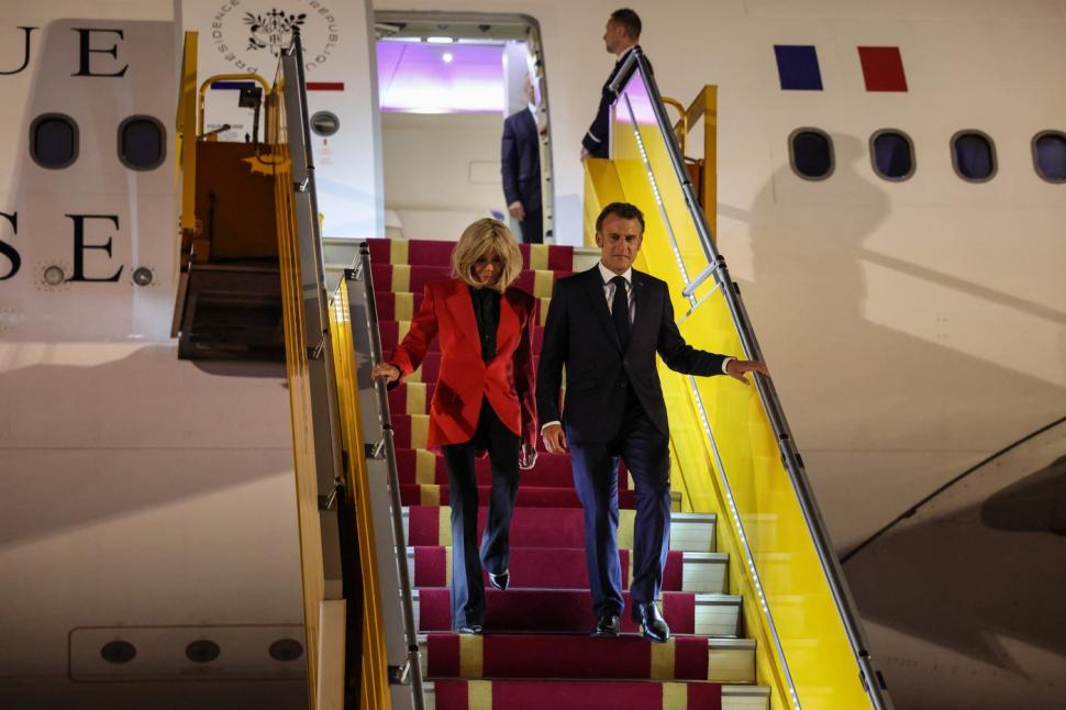 Emmanuel Macron îi dădea mesaje unei cunoscute actrițe, iar Brigitte l-a prins: Atunci l-a plesnit în avion, dezvăluie o carte nouă 1068505