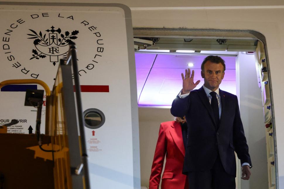 Emmanuel Macron îi dădea mesaje unei cunoscute actrițe, iar Brigitte l-a prins: Atunci l-a plesnit în avion, dezvăluie o carte nouă 1068513