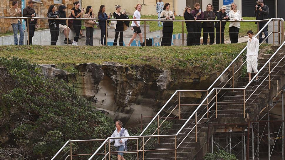 Un bărbat echipat pentru o baie în mare a nimerit, fără să vrea, în mijlocul unei prezentări de modă 1068665