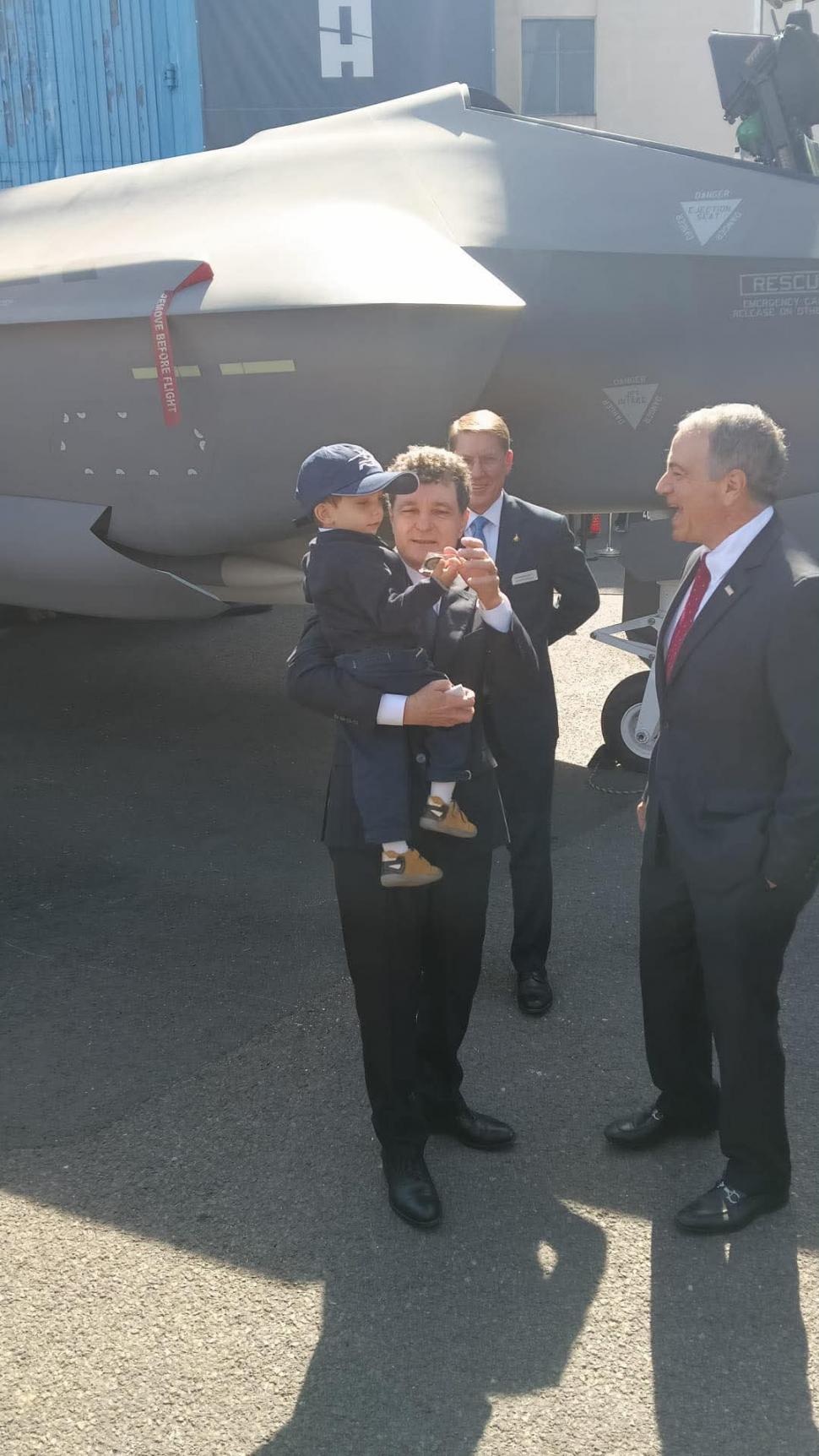 Nicușor Dan a venit cu băiatul lui la expoziția de tehnologii militare BSDA 2026. Imagini cu Președintele într-un F-35 și pe un blindat 1068869