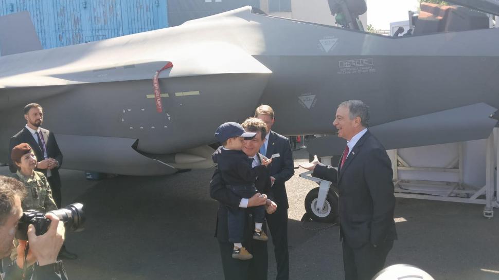 Nicușor Dan a venit cu băiatul lui la expoziția de tehnologii militare BSDA 2026. Imagini cu Președintele într-un F-35 și pe un blindat 1068870