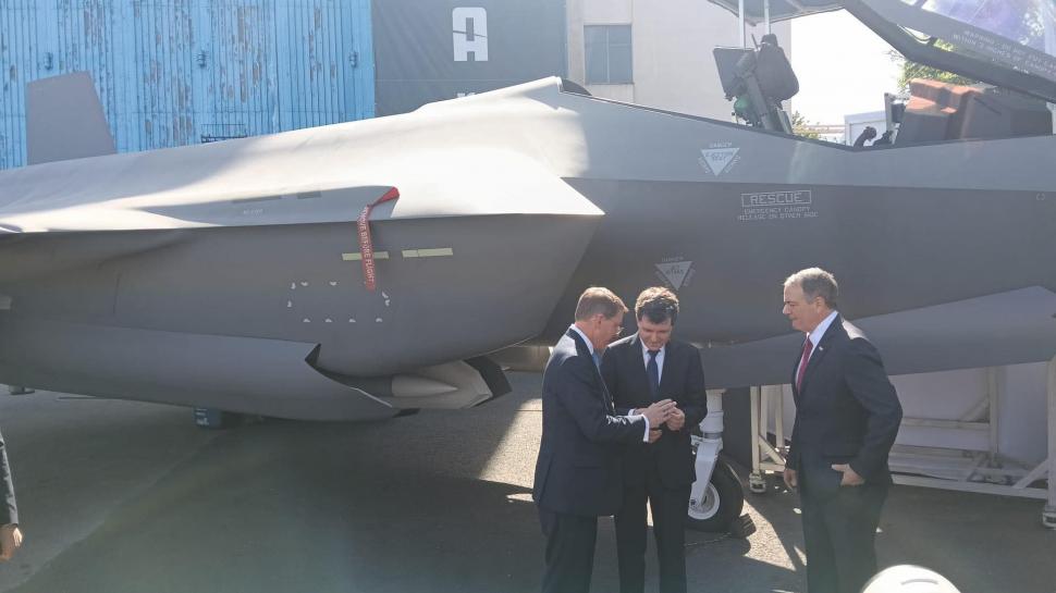 Nicușor Dan a venit cu băiatul lui la expoziția de tehnologii militare BSDA 2026. Imagini cu Președintele într-un F-35 și pe un blindat 1068871