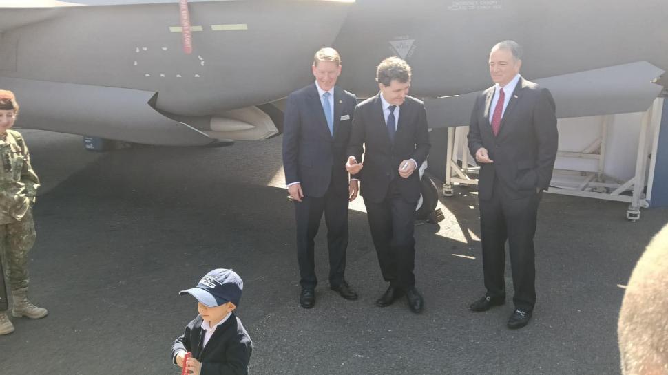 Nicușor Dan a venit cu băiatul lui la expoziția de tehnologii militare BSDA 2026. Imagini cu Președintele într-un F-35 și pe un blindat 1068872