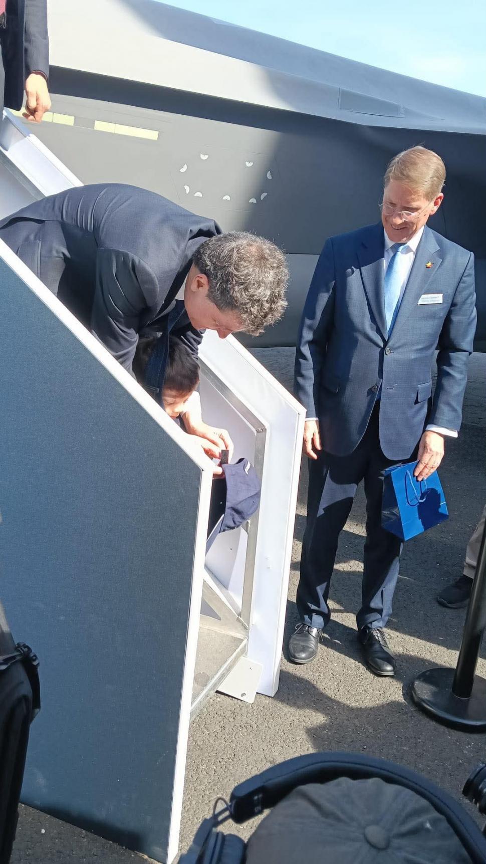 Nicușor Dan a venit cu băiatul lui la expoziția de tehnologii militare BSDA 2026. Imagini cu Președintele într-un F-35 și pe un blindat 1068873