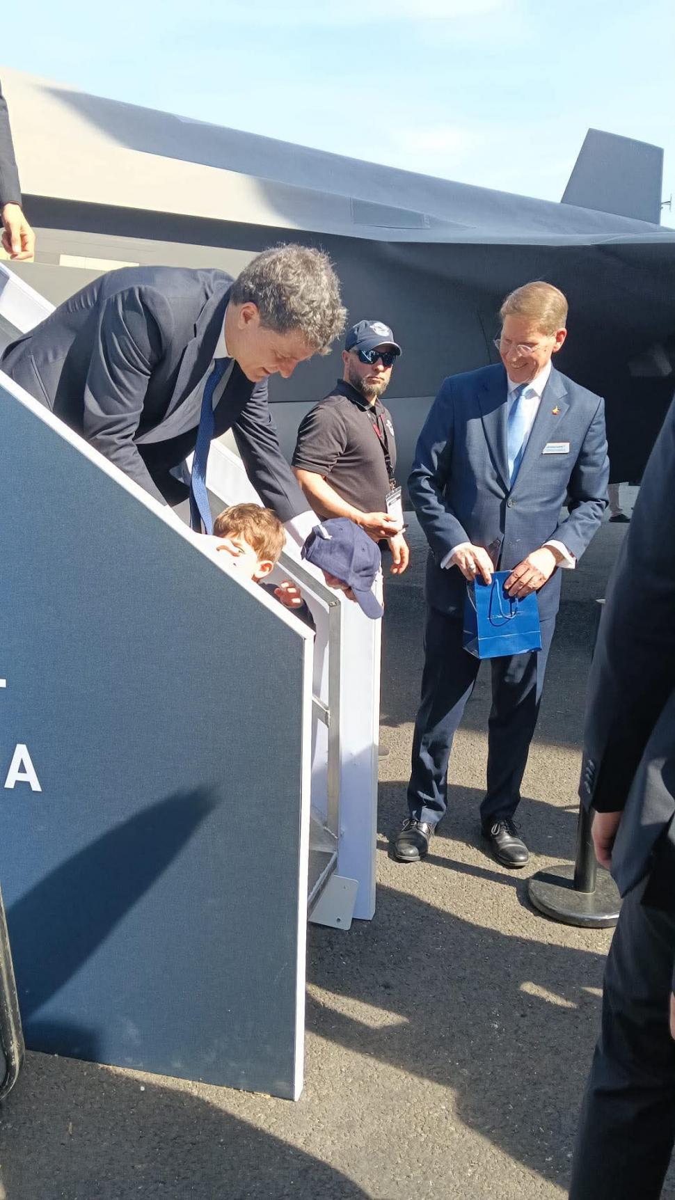 Nicușor Dan a venit cu băiatul lui la expoziția de tehnologii militare BSDA 2026. Imagini cu Președintele într-un F-35 și pe un blindat 1068876