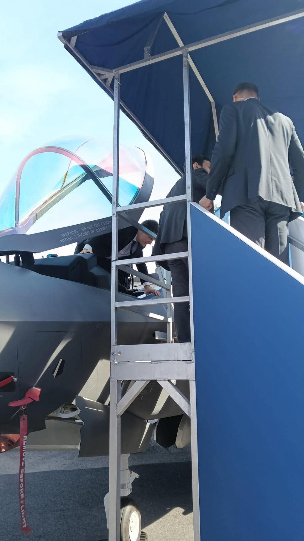 Nicușor Dan a venit cu băiatul lui la expoziția de tehnologii militare BSDA 2026. Imagini cu Președintele într-un F-35 și pe un blindat 1068877