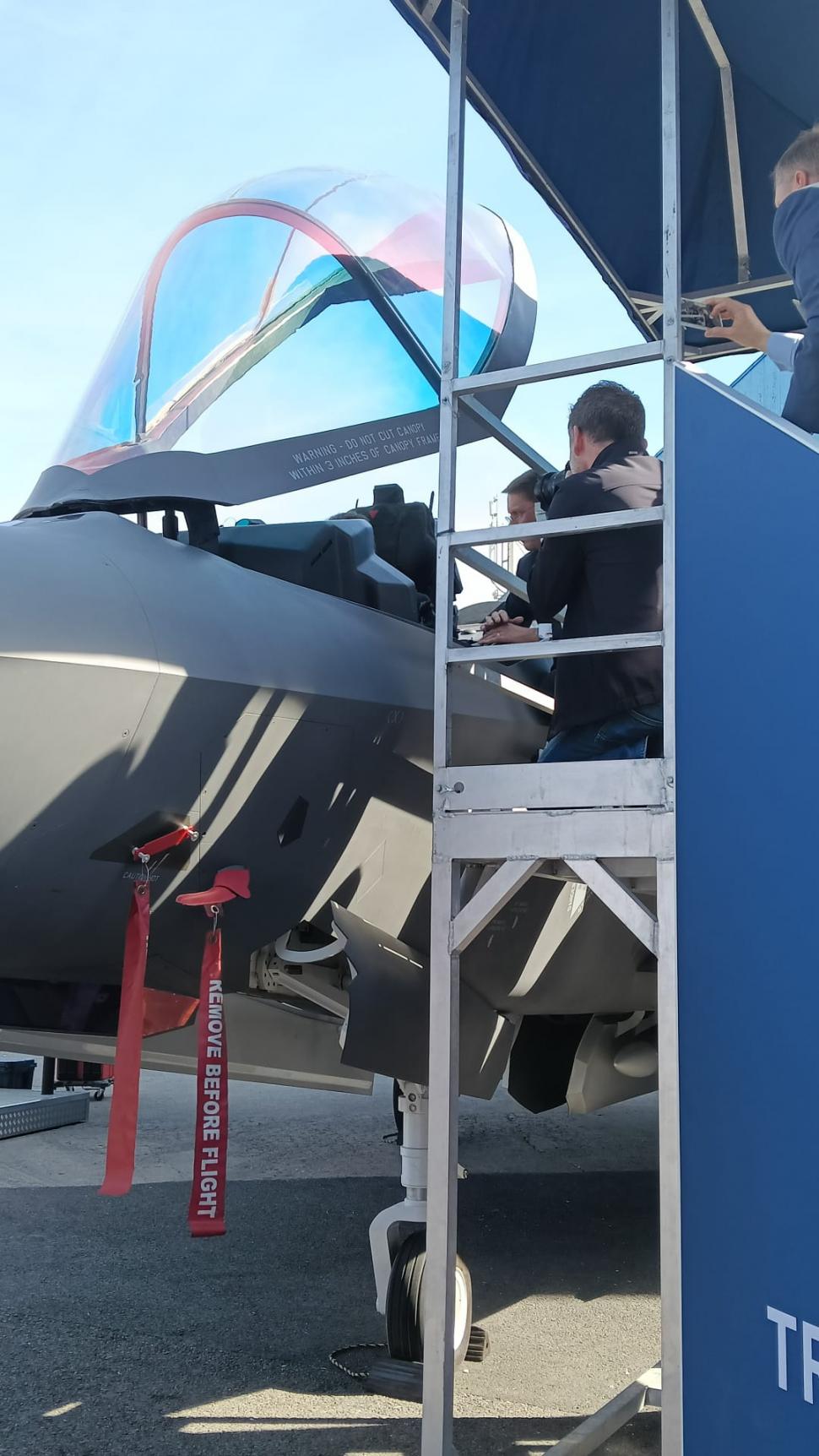 Nicușor Dan a venit cu băiatul lui la expoziția de tehnologii militare BSDA 2026. Imagini cu Președintele într-un F-35 și pe un blindat 1068878