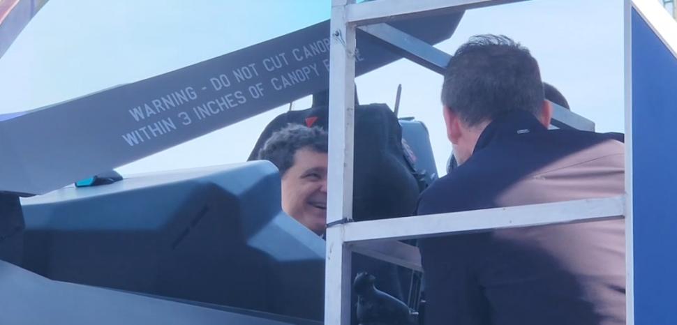 Nicușor Dan a venit cu băiatul lui la expoziția de tehnologii militare BSDA 2026. Imagini cu Președintele într-un F-35 și pe un blindat 1068879