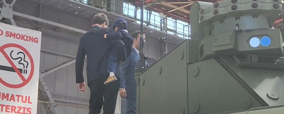 Nicușor Dan a venit cu băiatul lui la expoziția de tehnologii militare BSDA 2026. Imagini cu Președintele într-un F-35 și pe un blindat 1068886
