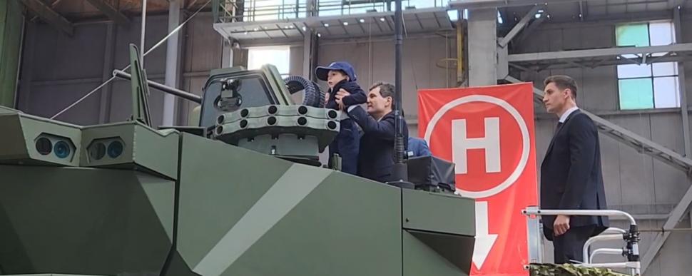 Nicușor Dan a venit cu băiatul lui la expoziția de tehnologii militare BSDA 2026. Imagini cu Președintele într-un F-35 și pe un blindat 1068887