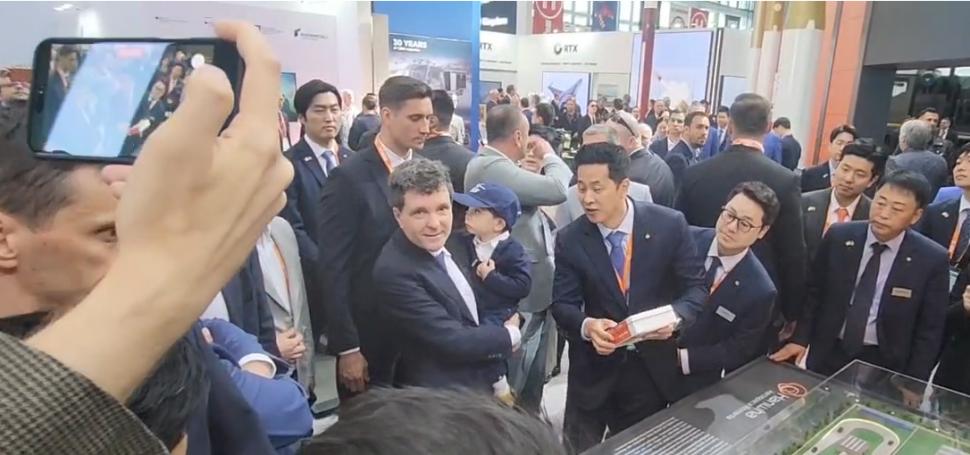 Nicușor Dan a venit cu băiatul lui la expoziția de tehnologii militare BSDA 2026. Imagini cu Președintele într-un F-35 și pe un blindat 1068890