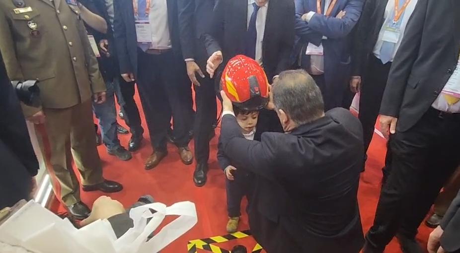 Nicușor Dan a venit cu băiatul lui la expoziția de tehnologii militare BSDA 2026. Imagini cu Președintele într-un F-35 și pe un blindat 1068895