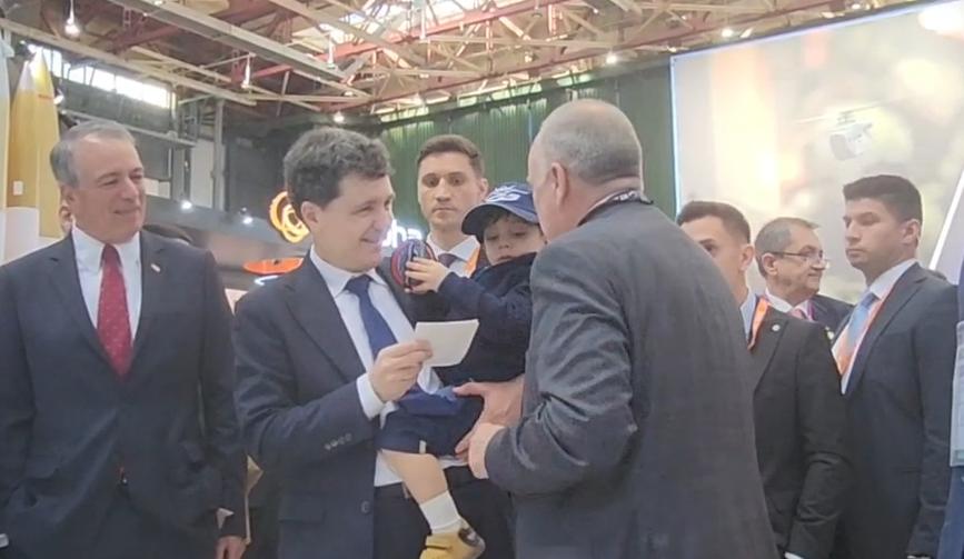 Nicușor Dan a venit cu băiatul lui la expoziția de tehnologii militare BSDA 2026. Imagini cu Președintele într-un F-35 și pe un blindat 1068897