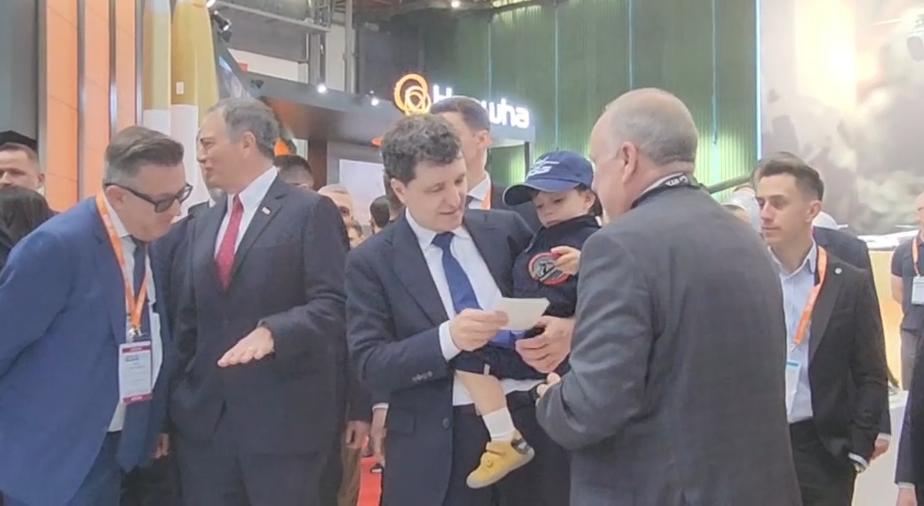 Nicușor Dan a venit cu băiatul lui la expoziția de tehnologii militare BSDA 2026. Imagini cu Președintele într-un F-35 și pe un blindat 1068898